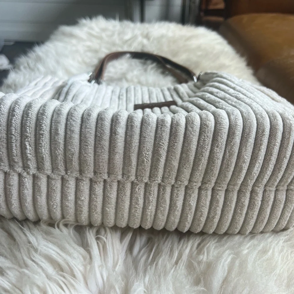 Corduroy Velvet Tote Bag
👜🤍 - Picture 6 of 10